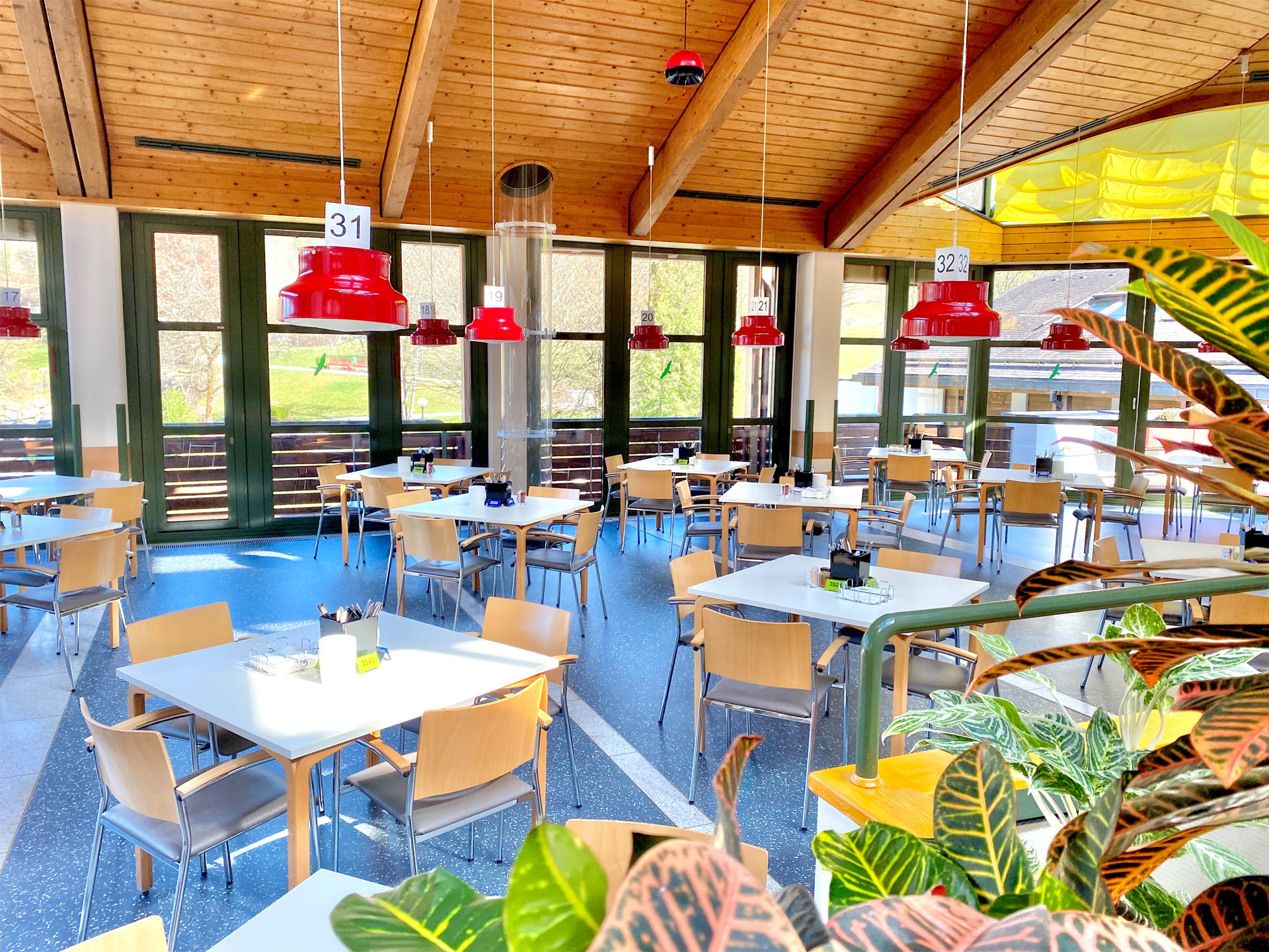 Helle Cafeteria mit roten Lampen