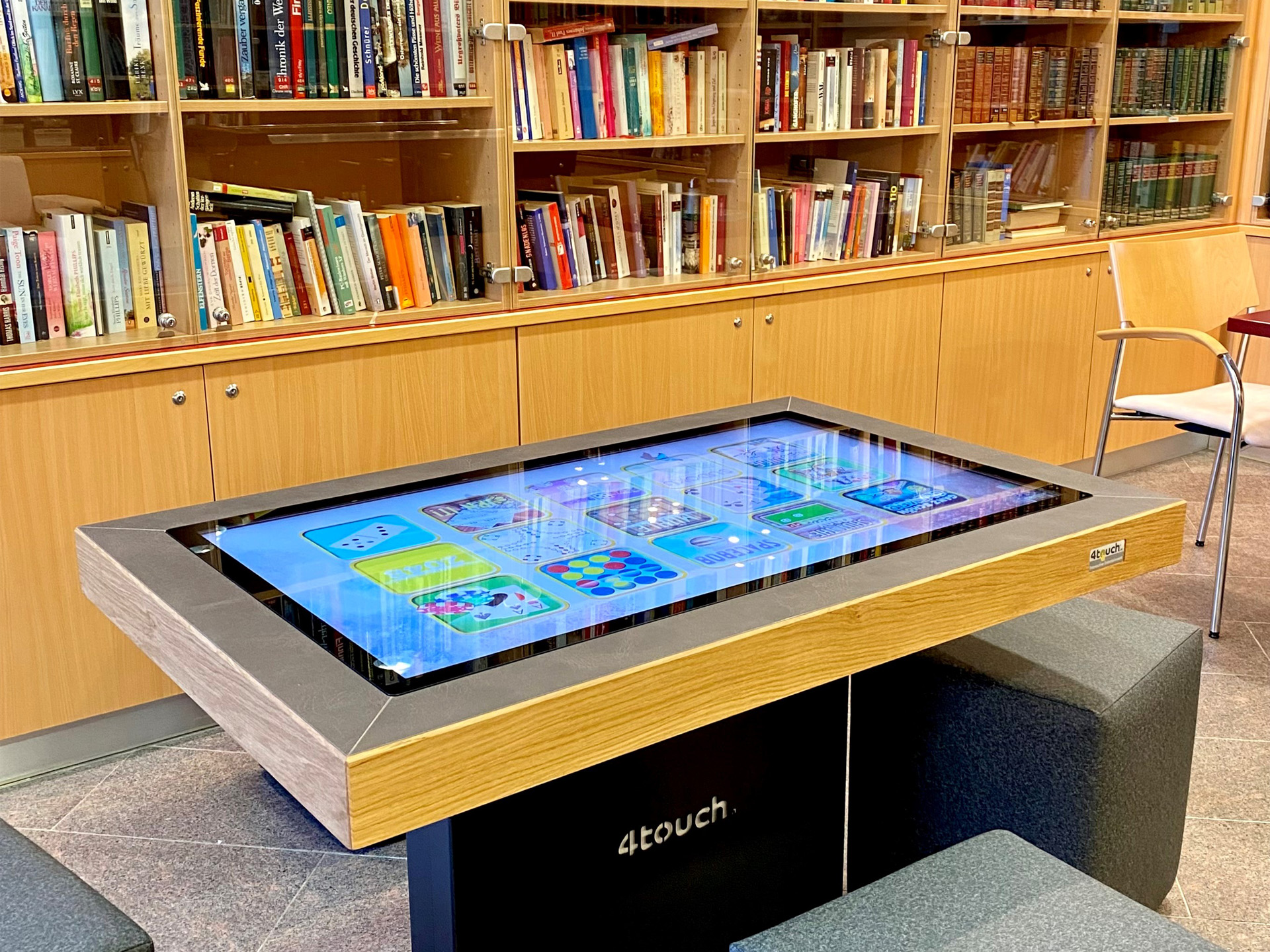 Moderner Touchscreen-Tisch in der Bibliothek